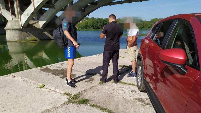 Порибалив і на тому ж місці помив машину: у Вінниці оштрафували водія