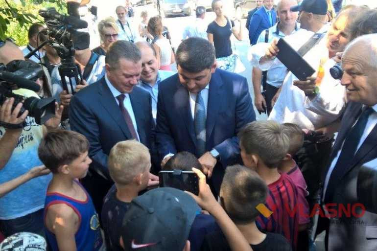 Гройсман розписується на ста гривнях фото