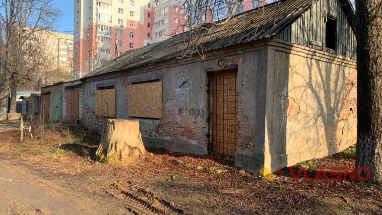 Вінницькій депутат &laquo;віджимає&raquo; двір у жителів міста (ФОТО)