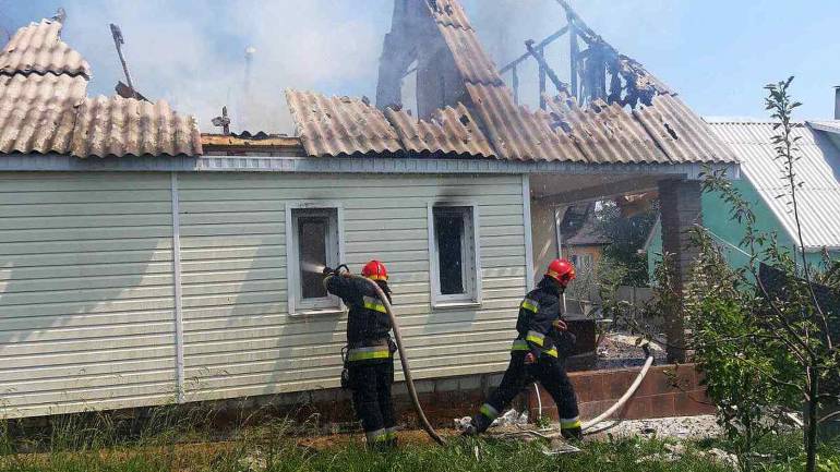 На Вінниччині горів житловий будинок: вогонь знищив дах, речі та техніку мешканців