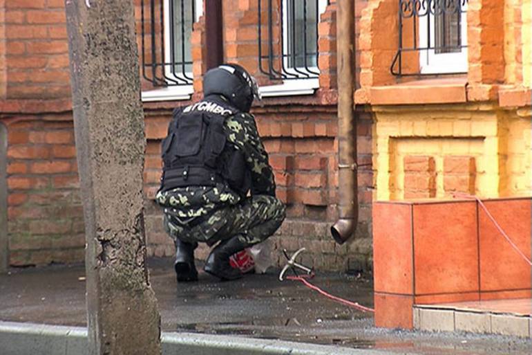 У підозрілому пакеті був телефон, база та зарядка до нього