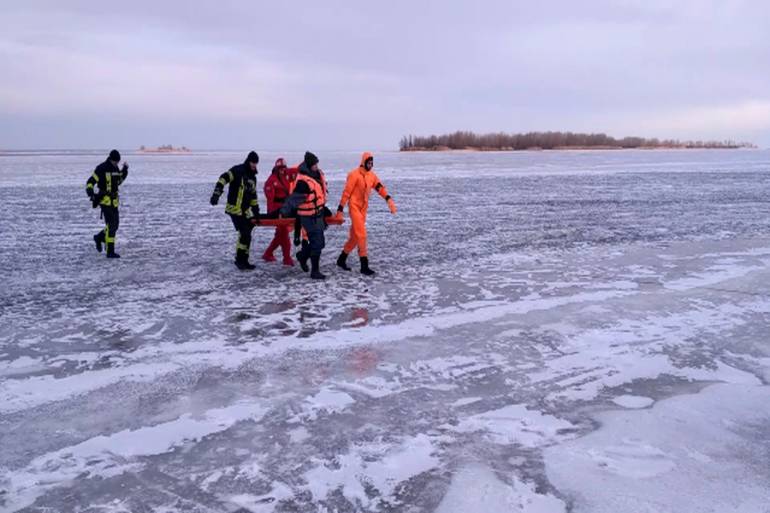 У Черкасах двоє неповнолітніх провалилися під кригу, один загинув &mdash; ДСНС