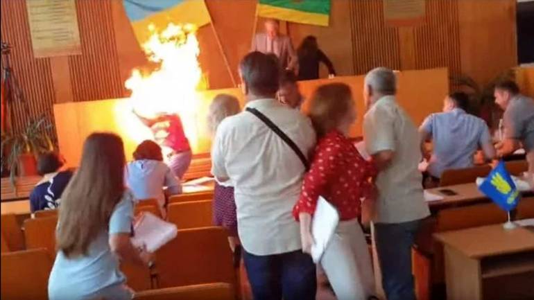 У Бердичеві підприємець підпалив себе на сесії міськради (ВІДЕО)