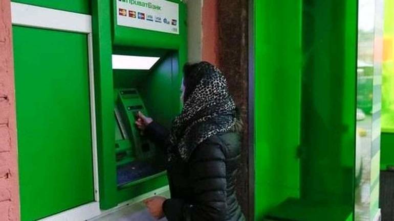 ПриватБанк тимчасово припинить обслуговувати картки