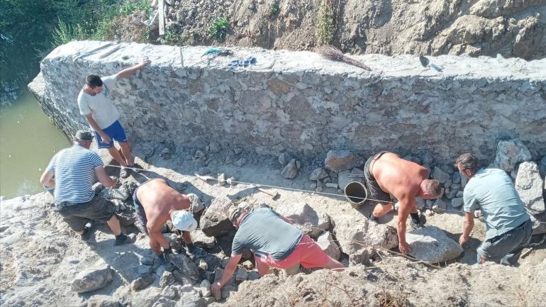Селяни на Вінниччині самостійно реставрують стару дамбу, яку прорвало 40 років тому