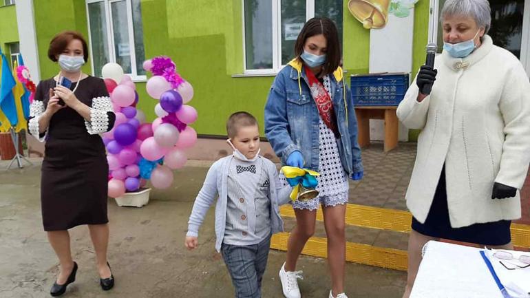 Сьогодні в Крижопільському районі одинадцятикласники вийшли на лінійку у масках та рукавичках