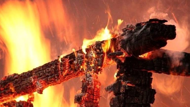 У селі на Вінниччині місцеві винесли загиблого чоловіка з палаючого будинку