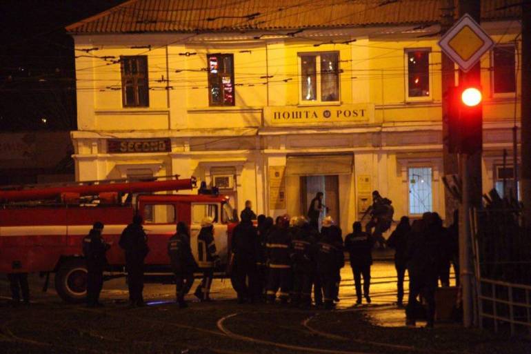 У Харкові силовики взяли штурмом відділення "Укрпошти", зловмисник затриманий