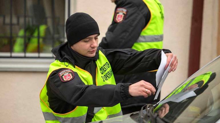 Вінничани одягнуть паркувальників на 600 тисяч гривень