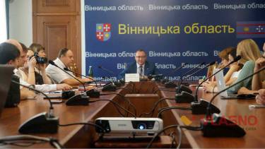 Скандал із &laquo;смородом&raquo;, захоплення заводу та передвиборчі перегони: голова Вінницької ОДА поспілкувався з журналістами