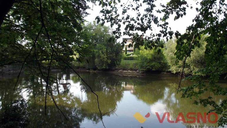 Паркан навколо озера у Вінниці розбили невідомі