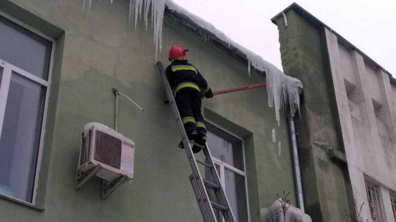 У Вінниці рятувальники &laquo;воюють&raquo; з бурульками