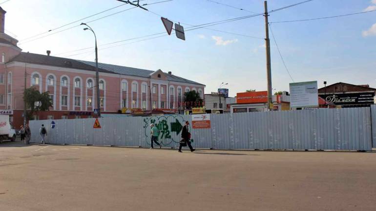 Поблизу залізничного вокзалу збудують двоповерховий торговий центр