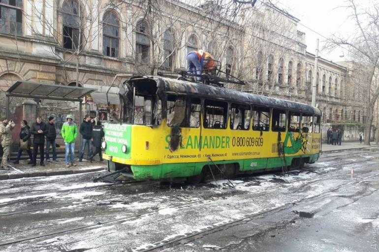 З палаючого трамваю в Одесі пасажири вистрибували у вікна