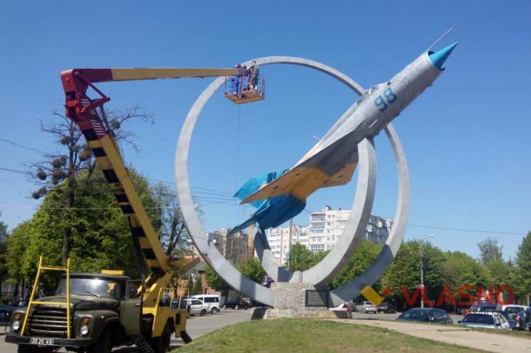 літак біля Будинку Офіцерів у Вінниці фото