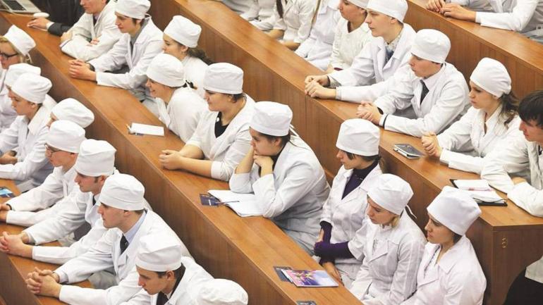 Студентам медичних вишів хочуть знизити прохідний бал КРОКу