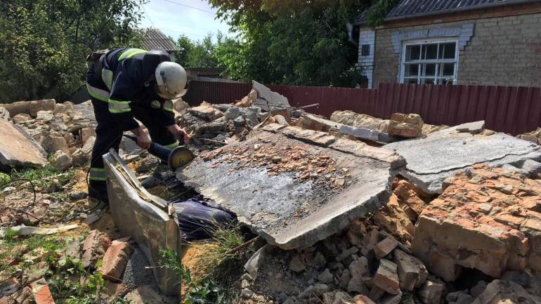 На Вінниччині під час демонтажних робіт на чоловіка впала бетонна плита
