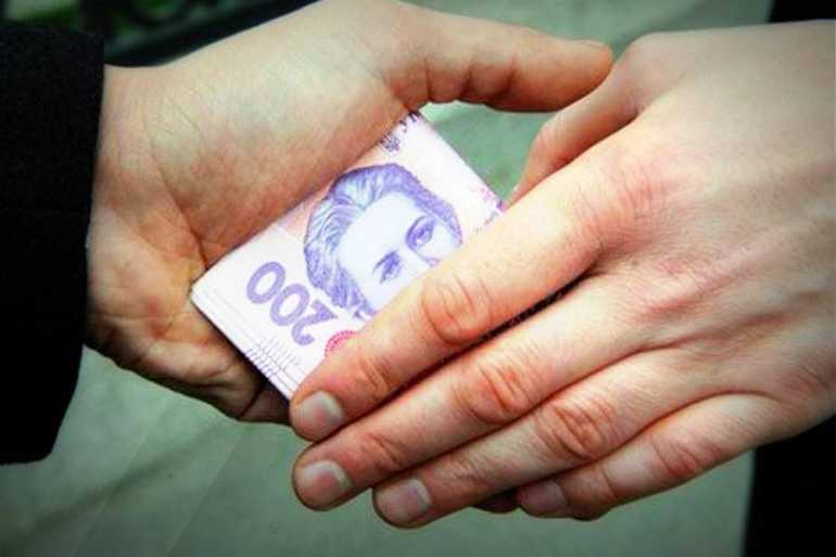 На виборчих дільницях зафіксували правопорушення: підкуп виборців та фальсифікації документів