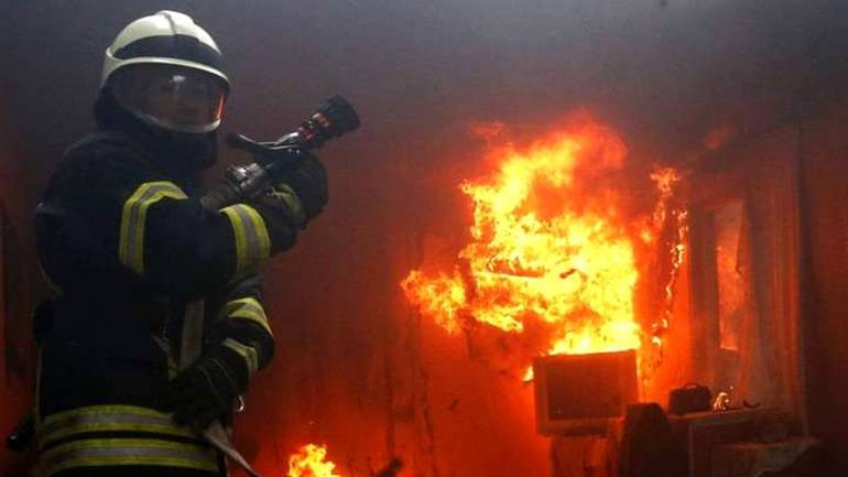 На Вінниччині горів металевий вагончик та два житлових будинки