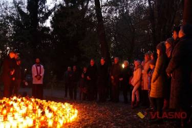 На День Усіх Святих у вінницькому парку запалили вогники пам'яті