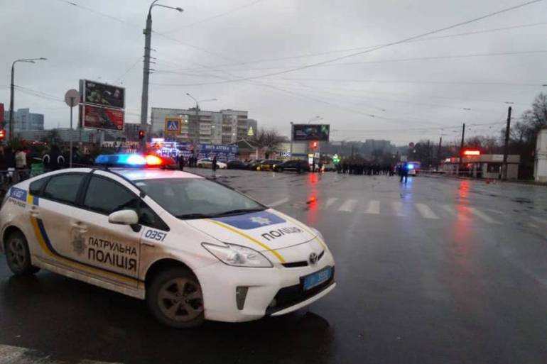 Озброєний чоловік у Харкові узяв в заручники дев'ятьох дорослих і двох дітей