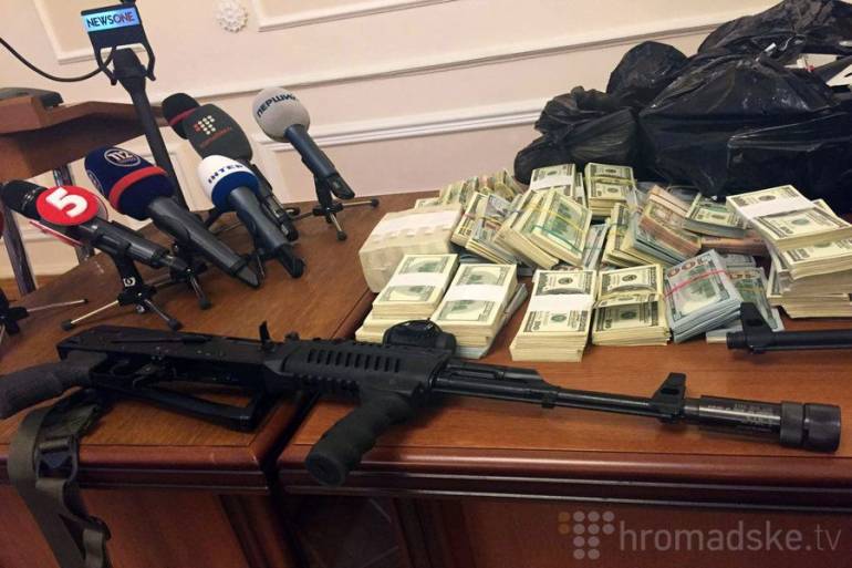 Фіктивні печатки, гроші, зброя: на брифінгу СБУ показали речові докази у &laquo;справі Корбана&raquo;