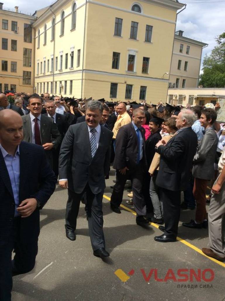 Порошенко привітав вінницьких випускників у Києві