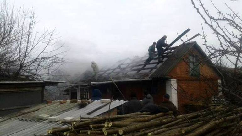 Тонну соломи та дах будинку знищила пожежа на Вінниччині