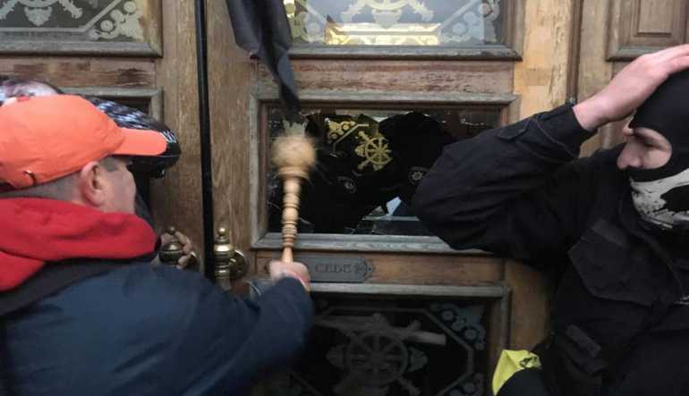 Через сутички біля Жовтневого палацу поліція відкрила два кримінальні провадження