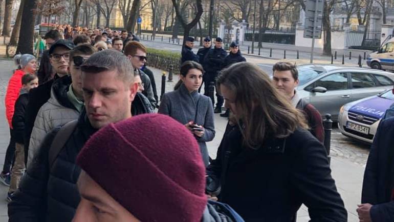 У Варшаві вишикувались довжелезні черги українських виборців