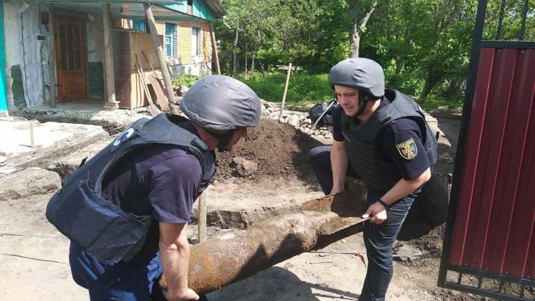 На подвір'ї вінницької родини знайшли німецьку авіаційну бомбу SD-50