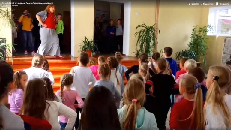 На Тернопільщині директорка школи влаштовує танцювальні перерви для учнів (ВІДЕО)
