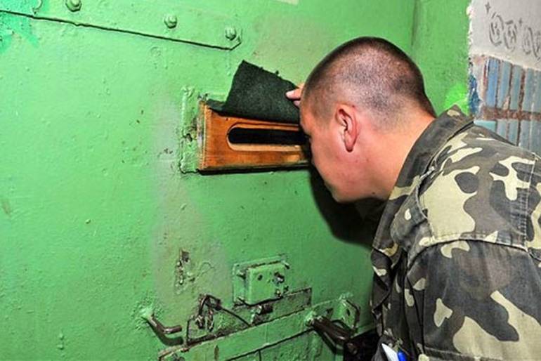 Прапорщик хотів заробити на ув'язненому