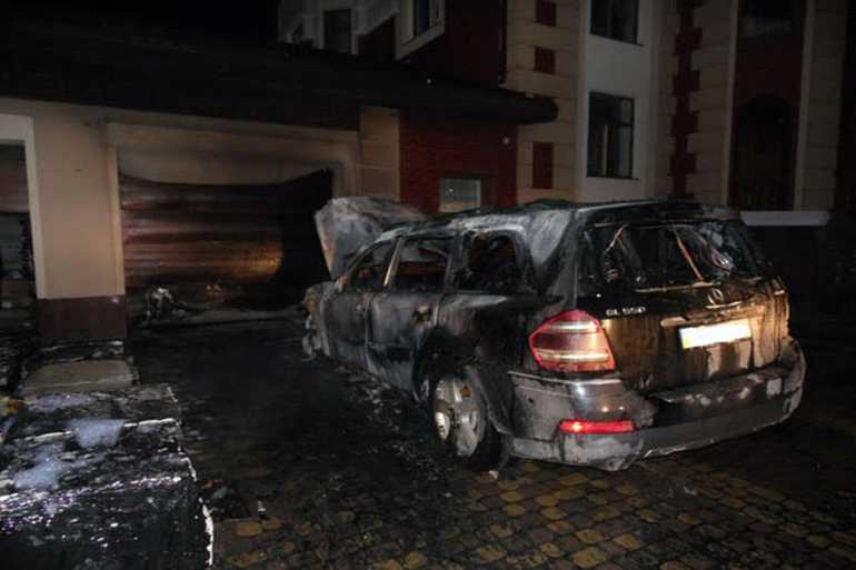 У Рівному місцевому депутату спалили будинок і авто