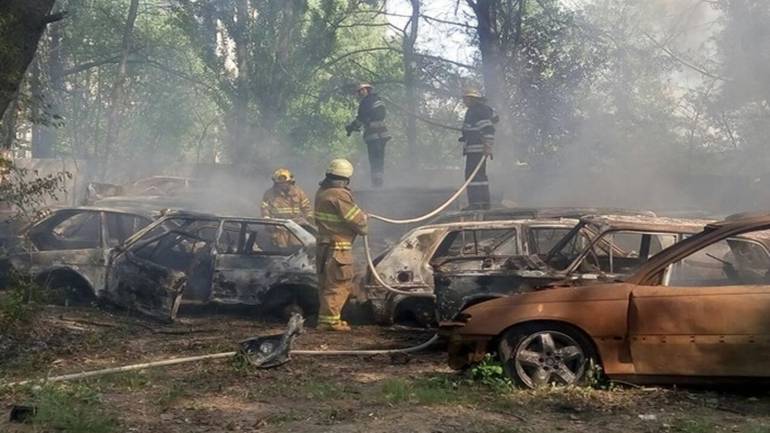 У Києві сталася пожежа на штрафмайданчику, згоріли 54 авто