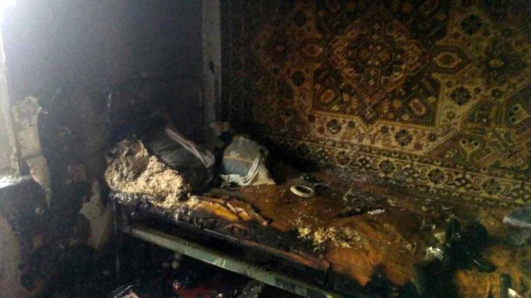 У Вінниці рятувальники витягли із задимленої кімнати матір з сином
