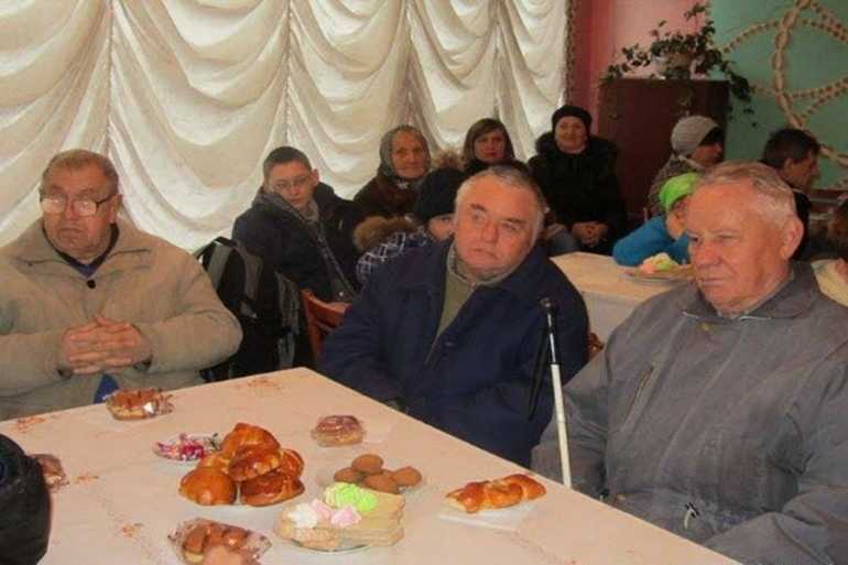 Скандал на святкуванні: на Житомирщині незрячих пригощали печивом, а чиновників - ікрою