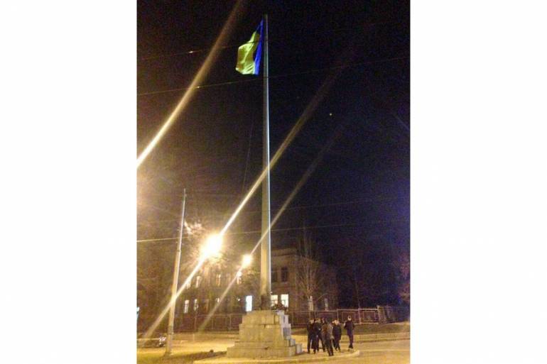 У Харкові підірвали стелу з українським прапором