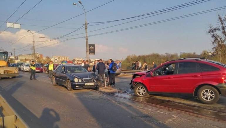 У годину пік Вінниця зупинилася: через ДТП центр стояв у величезному заторі