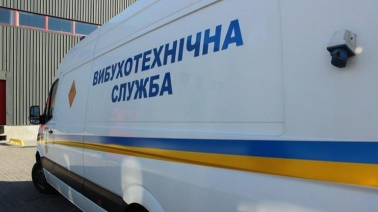 Через пиріжки у потенційно небезпечній банці  у Вінниці перекрили рух транспорту