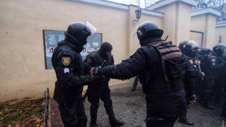 Вінничан налякали незрозумілі &laquo;вибухи&raquo; у Центральному парку  (ФОТО)