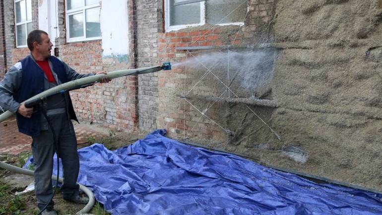 Вінничанин утеплює будинки ековатою з паперових відходів