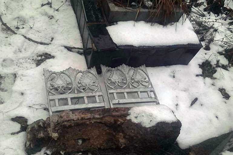 вандалізм на кладовищах фото