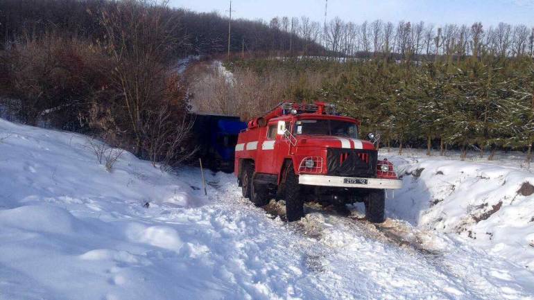 На Вінниччині рятувальники витягали із заметів вантажівки