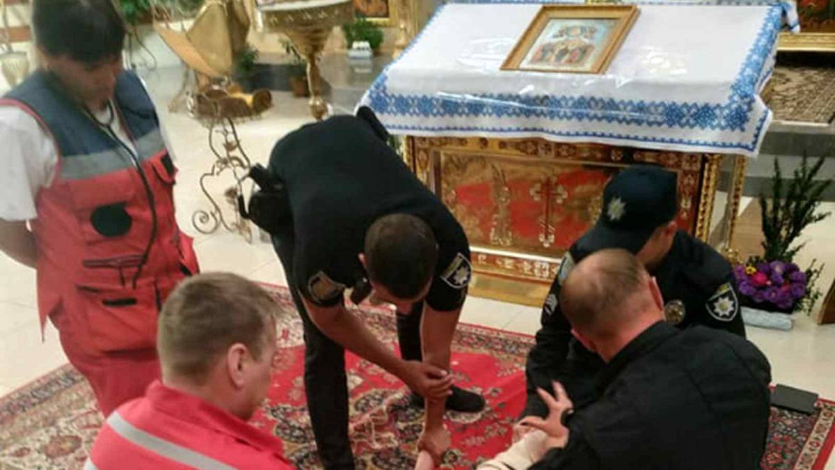 У львівський церкві дівчина намагалась вкоротити собі віку