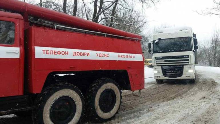 У Вінницькій області рятувальники за добу допомогли відбуксирувати 22 авто