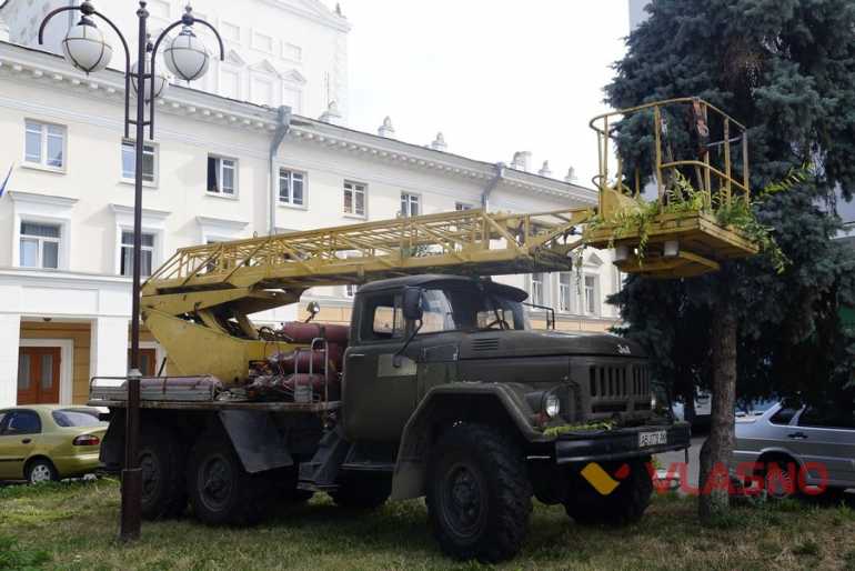 У Вінниці комунальники обрізають дерева під вірші українських класиків