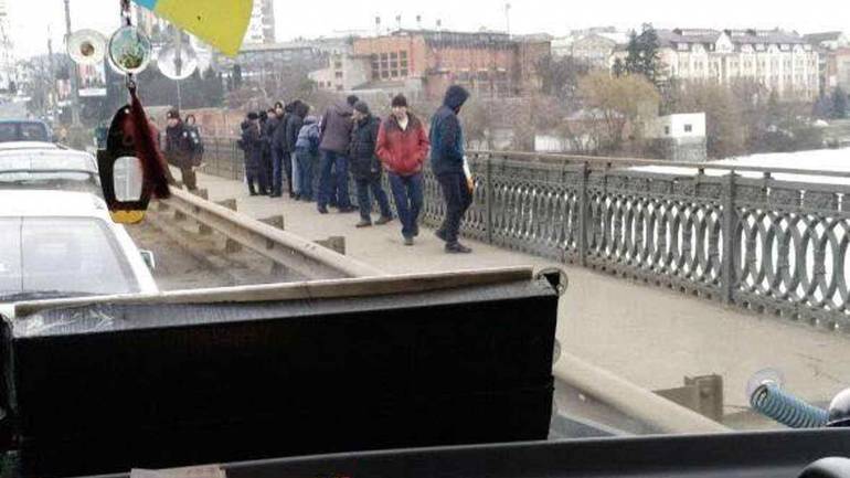 У Вінниці з Центрального мосту стрибнула 52-річна жінка