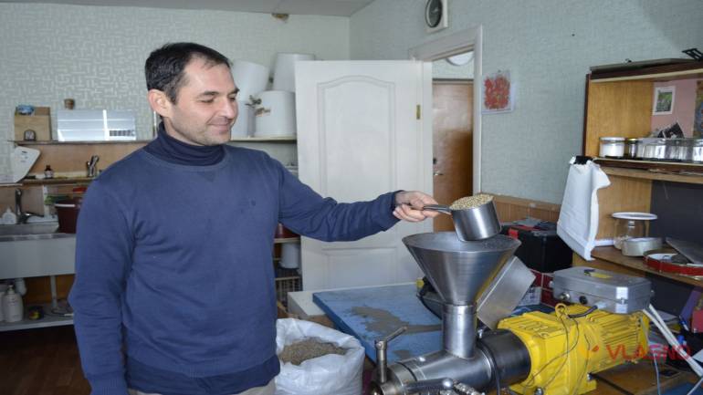 Вінничанин виготовляє цілющі олії з кропу, моркви й конопель