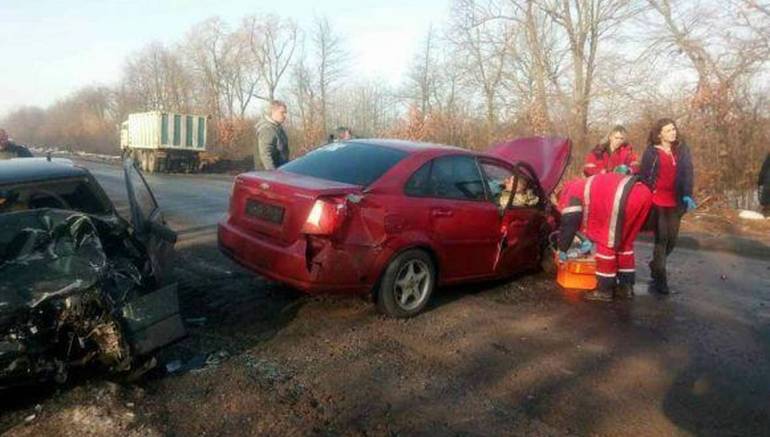 На виїзді з Вінниці два автомобілі зазнали лобового зіткнення